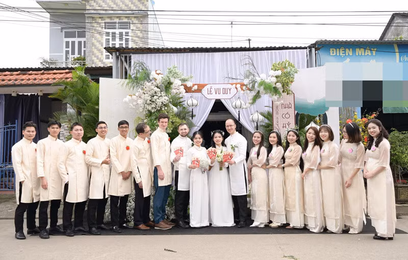 Hai chị em tổ chức đám cưới cùng ngày.