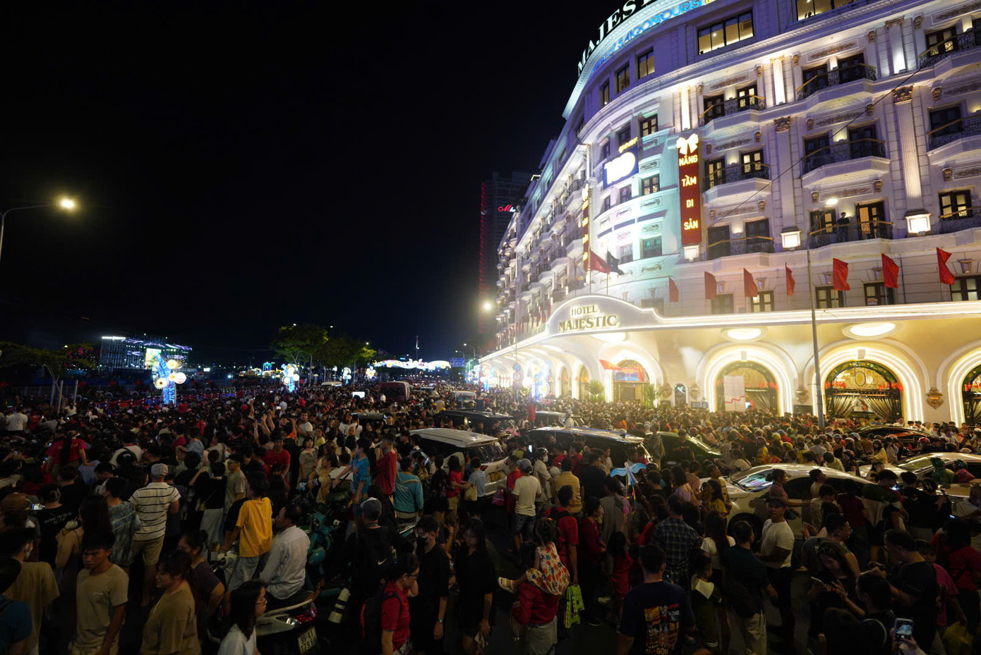 Tại nút giao Đồng Khởi-Tôn Đức Thắng, đoạn phía trước khách sạn Majestic, các phương tiện rất khó di chuyển. Ảnh: Phạm Nguyễn