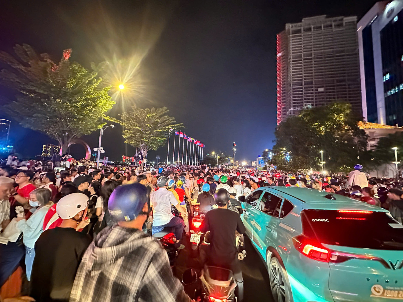 Nức lòng 'đại tiệc' pháo hoa mừng 50 năm thống nhất đất nước ảnh 6