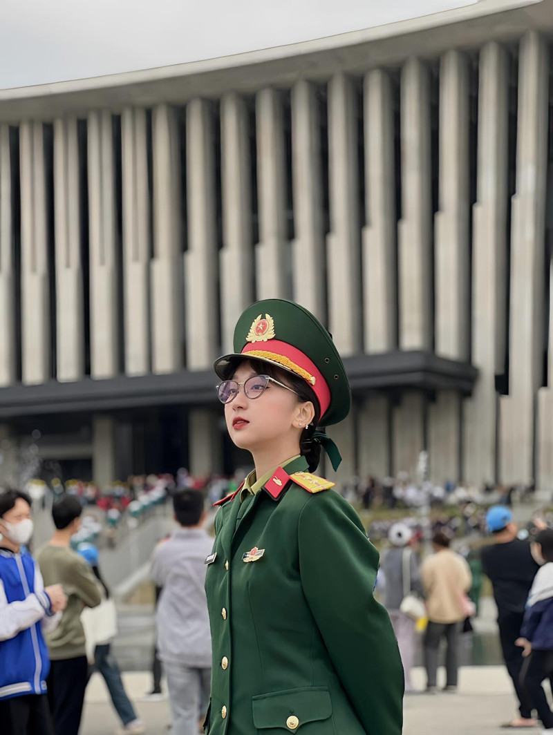 Nhan sắc ngọt ngào của nữ quân nhân. Nhan sắc ngọt ngào của nữ quân nhân.