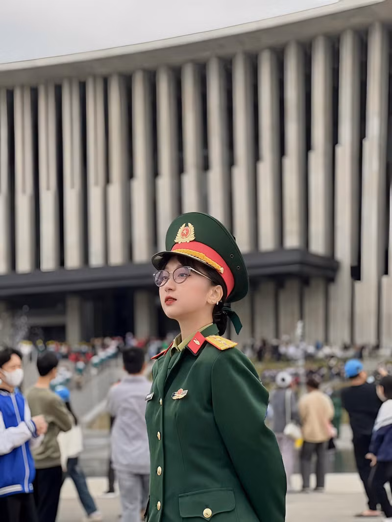 Nhan sắc ngọt ngào của nữ quân nhân.