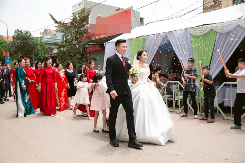 Chú rể đi bộ đón vợ về dinh. Chú rể đi bộ đón vợ về dinh.
