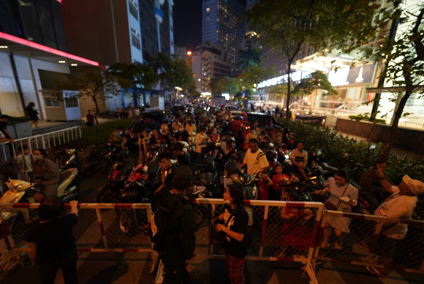 Nhiều phương tiện bị chặn phía ngoài rào chắn đường Phan Văn Đạt, phía sau tượng Đức Thánh Trần. Ảnh: Phạm Nguyễn