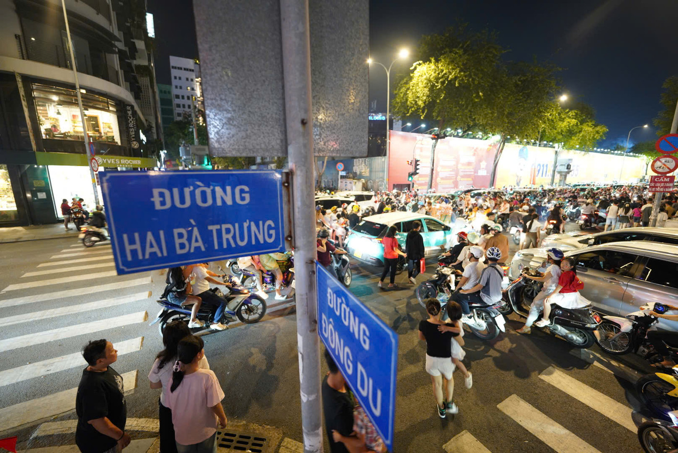 Tại góc đường Hai Bà Trưng- Nguyễn Du (TPHCM)