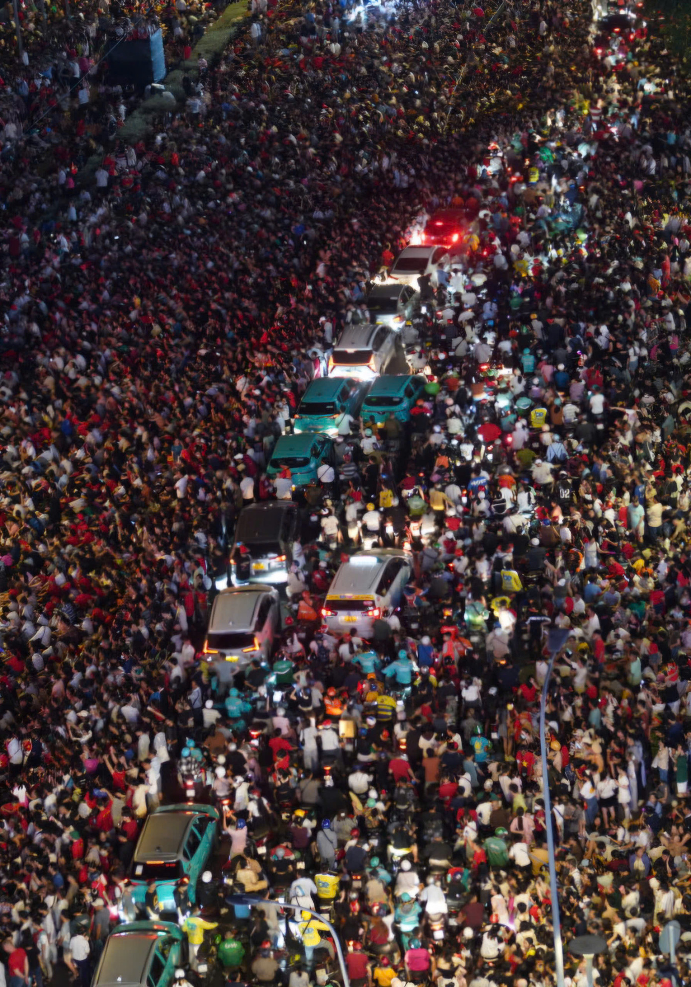 Nức lòng 'đại tiệc' pháo hoa mừng 50 năm thống nhất đất nước ảnh 24