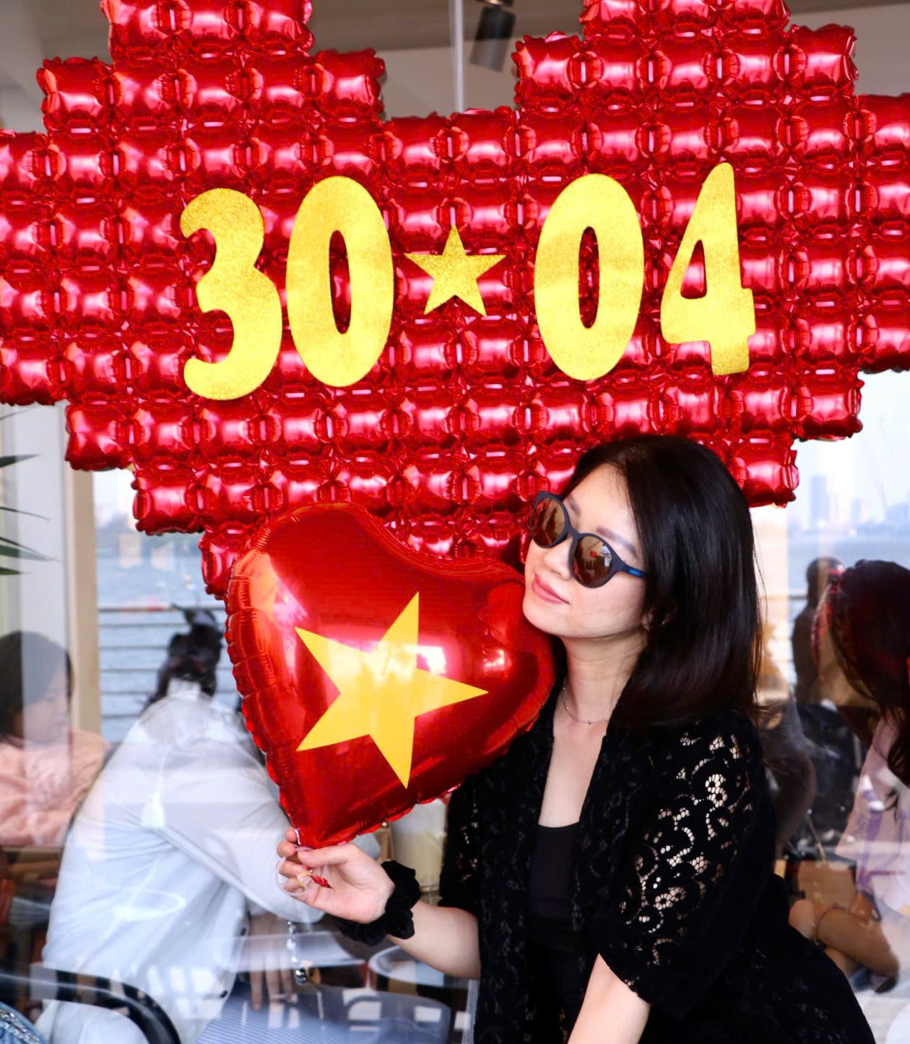 Không chỉ thưởng thức cà phê, các bạn trẻ còn tranh thủ ghi lại những khoảnh khắc đáng nhớ.