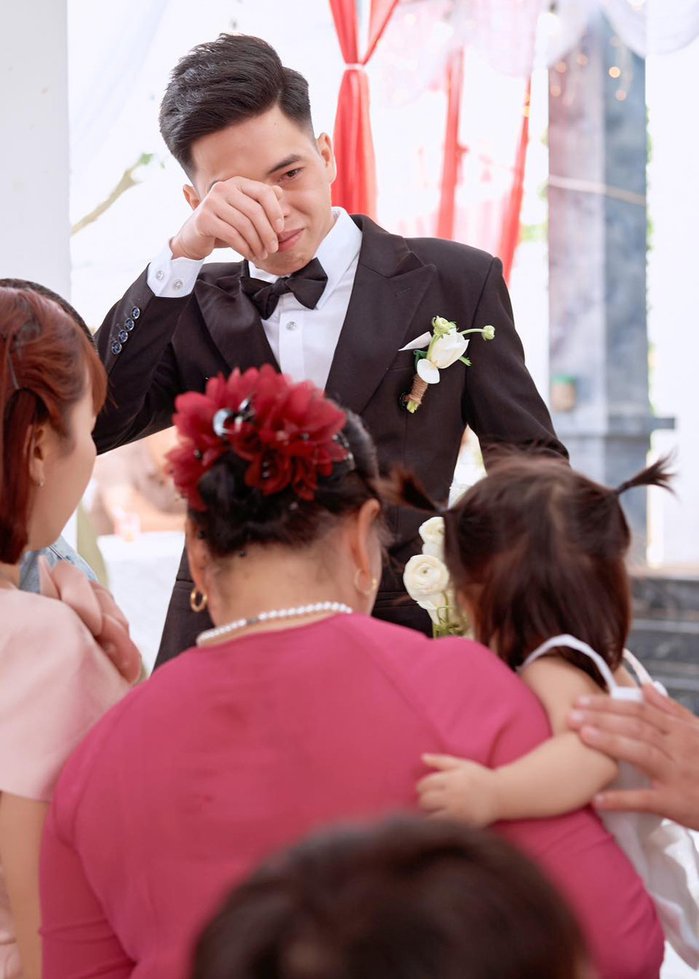 Chú rể không kìm được nước mắt trong ngày cưới. Chú rể không kìm được nước mắt trong ngày cưới.