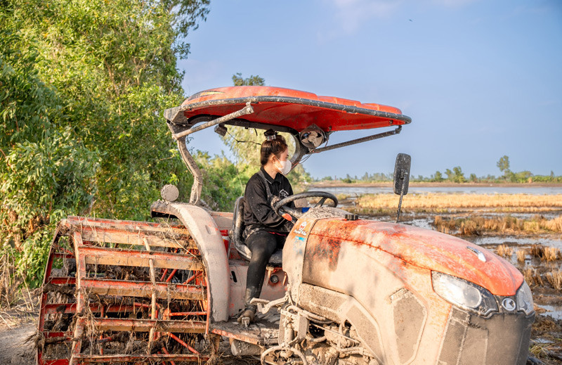 Huỳnh Như lái máy cày thành thạo từ năm 16 tuổi. Huỳnh Như lái máy cày thành thạo từ năm 16 tuổi.