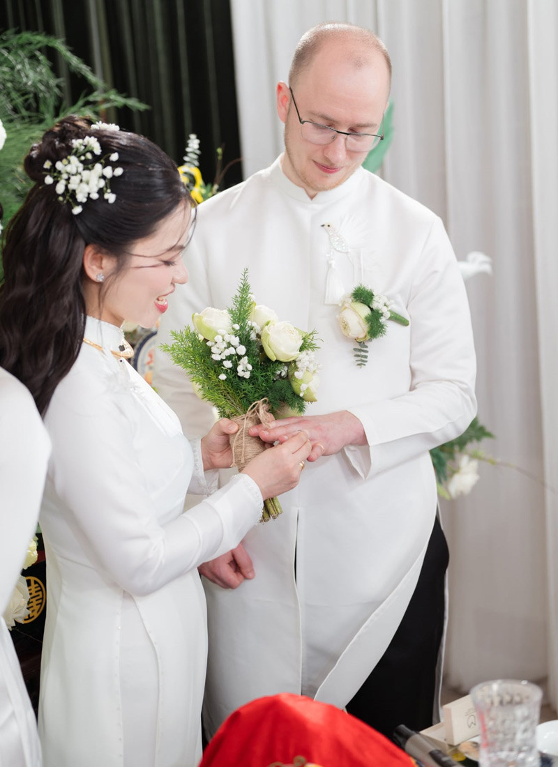 Đám cưới được tổ chức theo nghi thức truyền thống. Đám cưới được tổ chức theo nghi thức truyền thống.