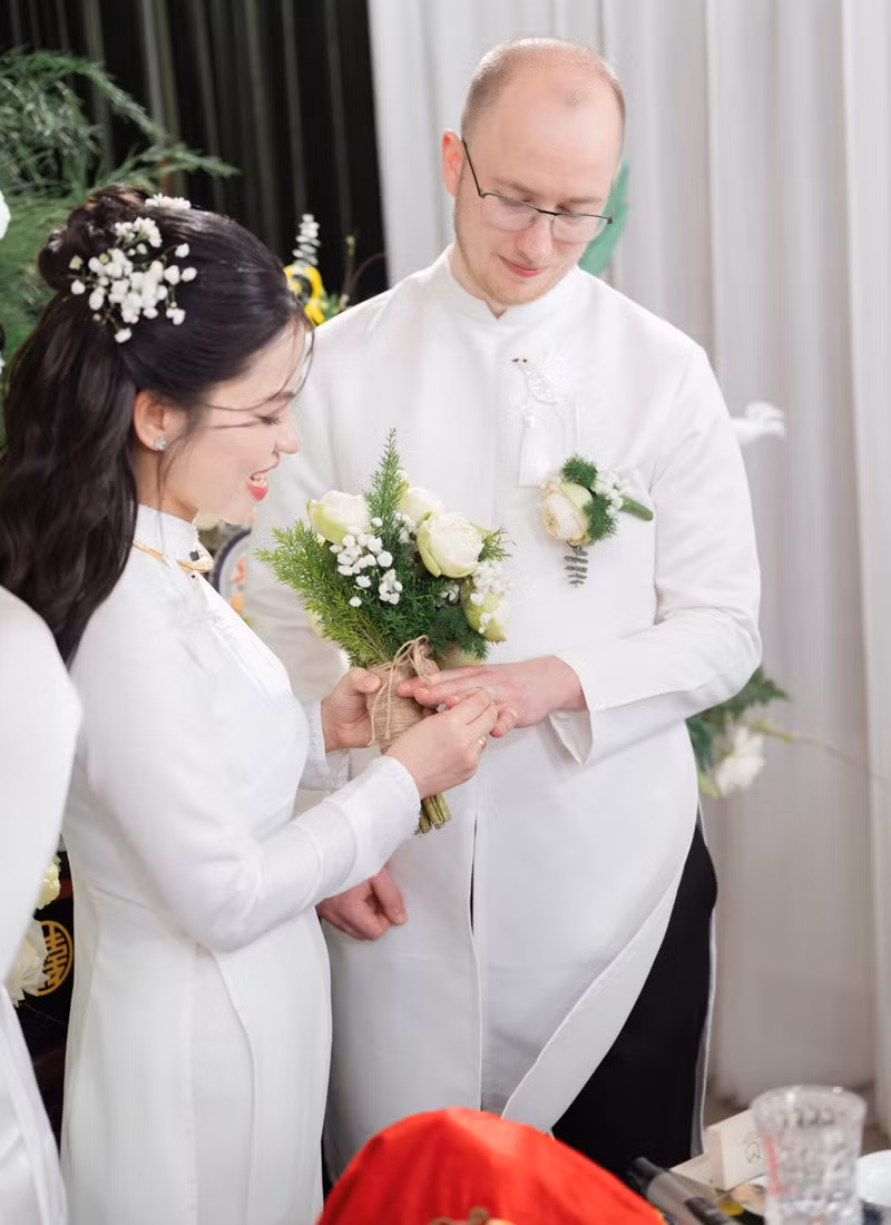 Đám cưới được tổ chức theo nghi thức truyền thống.