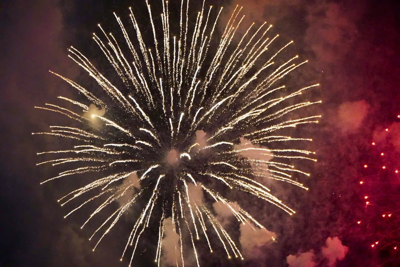 Nức lòng 'đại tiệc' pháo hoa mừng 50 năm thống nhất đất nước ảnh 42