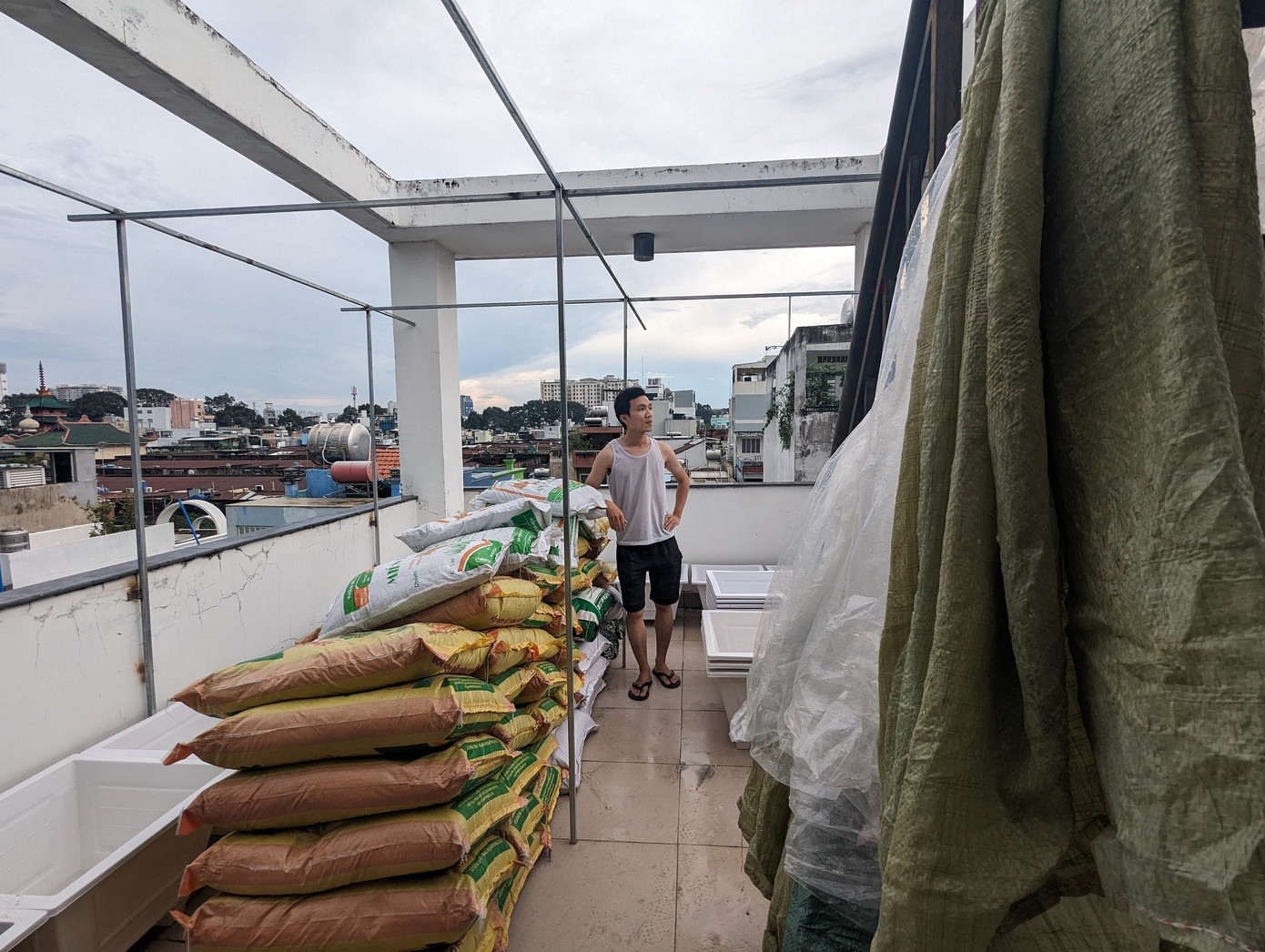 Anh Trí mất khá nhiều thời gian để khuân vác đất, phân bón, vật tư lên sân thượng.
