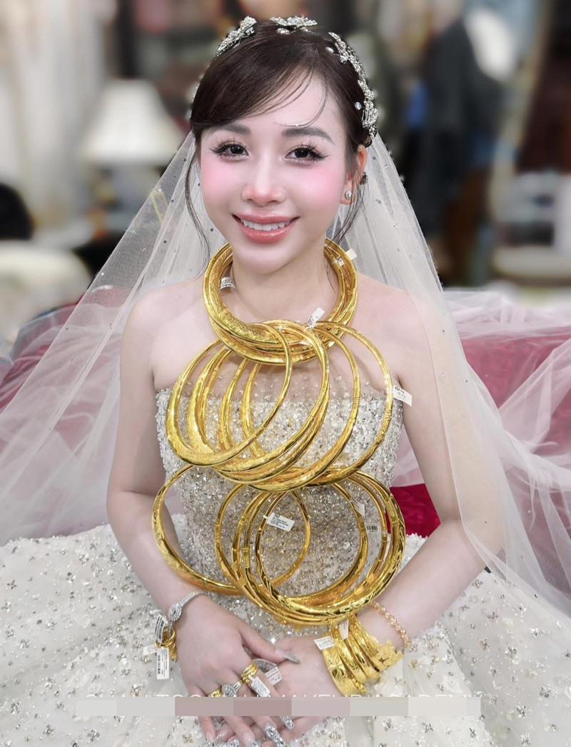 Hình ảnh cô dâu Thanh Hóa đeo vàng trong ngày cưới thu hút sự quan tâm của dân mạng.