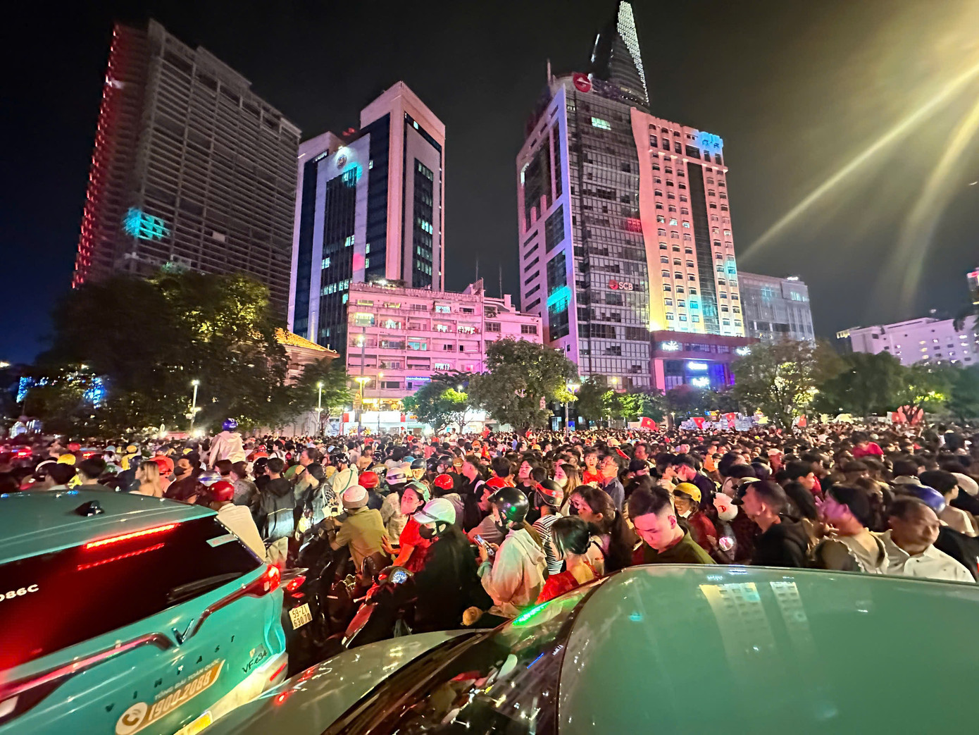 Nức lòng 'đại tiệc' pháo hoa mừng 50 năm thống nhất đất nước ảnh 5