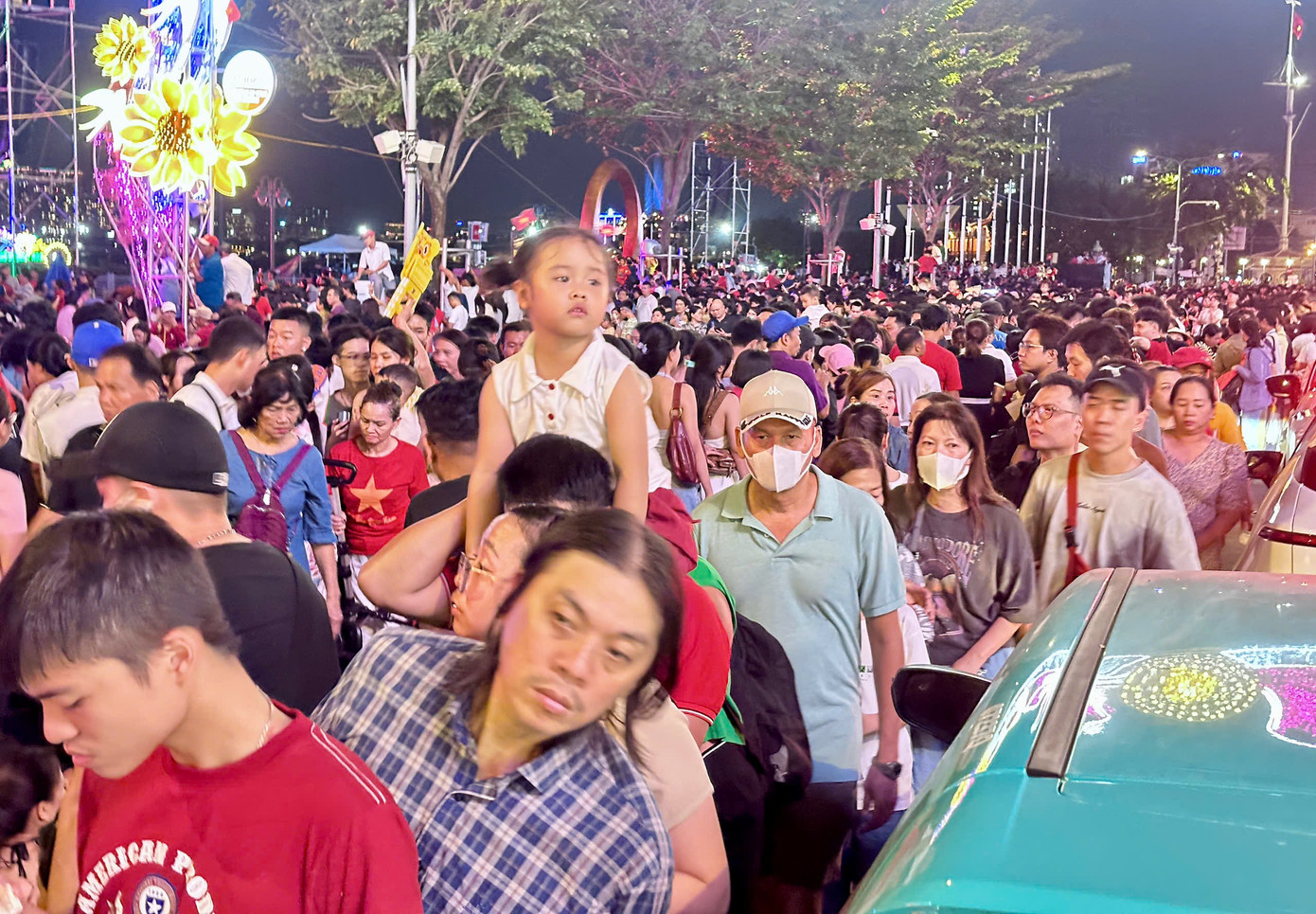 Nức lòng 'đại tiệc' pháo hoa mừng 50 năm thống nhất đất nước ảnh 4