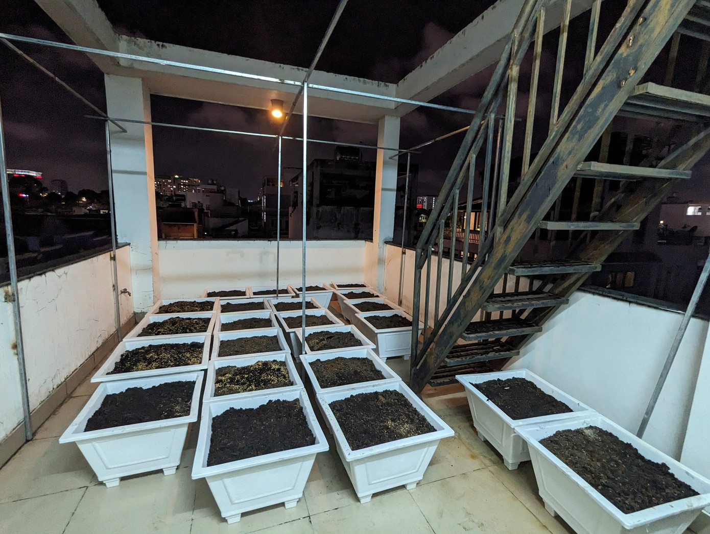 Anh Trí mất khá nhiều thời gian để khuân vác đất, phân bón, vật tư lên sân thượng.