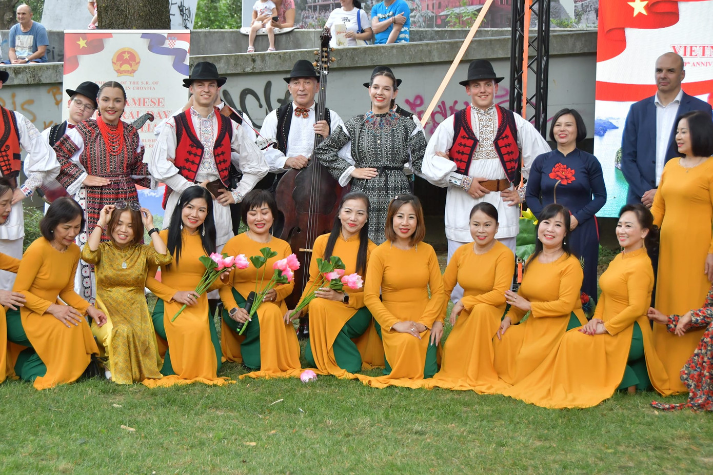 Các nghệ sỹ Việt Nam và Croatia trong Ngày Văn hóa Việt Nam tại Croatia. Các nghệ sỹ Việt Nam và Croatia trong Ngày Văn hóa Việt Nam tại Croatia.