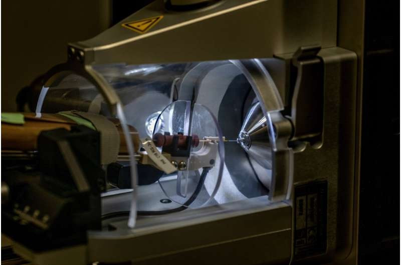 Máy quang phổ khối có thể phát hiện các cấu trúc khác nhau của các phân tử đường, được gọi là glycans, trong tế bào của chúng ta. Các cấu trúc có thể chỉ ra các dạng ung thư khác nhau trong tế bào. (Ảnh: Quỹ nghiên cứu Lundberg/Magnus Gotander)