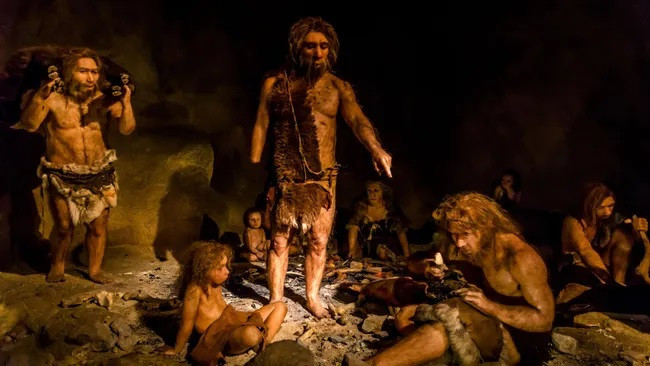 Bản dựng lại của một nhóm người Neanderthal trong một hang động (Ảnh: Bjanka Kadic qua Alamy Stock Photo)