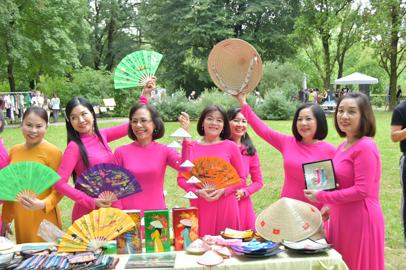 Gian trưng bày nón Việt, bưu thiếp thiếu nữ Việt đội nón của CLB Sen Việt ở Hungary trong Ngày Văn hóa Việt Nam tại Croatia. Gian trưng bày nón Việt, bưu thiếp thiếu nữ Việt đội nón của CLB Sen Việt ở Hungary trong Ngày Văn hóa Việt Nam tại Croatia.