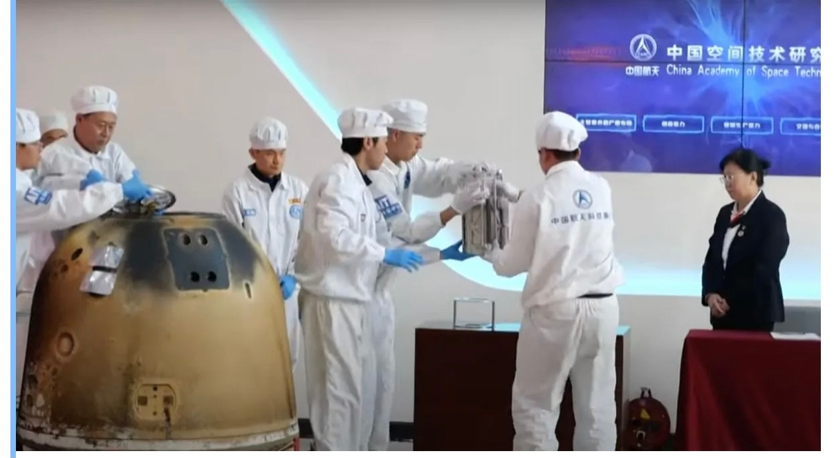 Các kỹ thuật viên mở lấy mẫu đất mang về từ mặt trăng