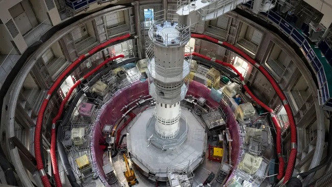 Tokamak được chụp ảnh trong quá trình lắp ráp vào năm 2021. (Ảnh: Alamy)