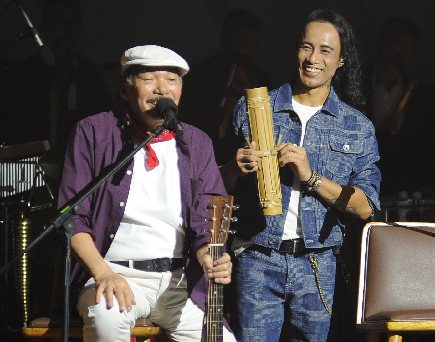 Cuộc "Nam tiến âm nhạc" của Trần Tiến giúp ông tìm được nhiều chất liệu âm nhạc phương Nam... Tất cả đã làm nên một Trần Tiến đa dạng về phong cách âm nhạc. Trong ảnh Trần Tiến và ca sĩ Phạm Anh Khoa giới thiệu về cây đàn Chapi.