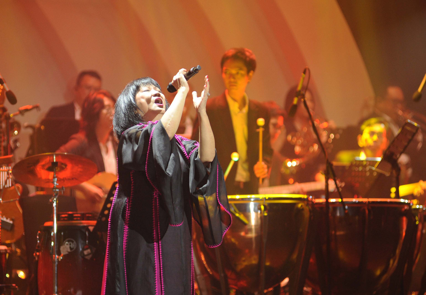 Nhạc sĩ Trần Tiến chia sẻ danh sách các ca sĩ hát thành công nhất tác phẩm của ông thì hầu hết đã qua đời, chỉ còn lại danh ca Cẩm Vân. Vị khách mời đặc biệt Cẩm Vân đã biểu diễn đầy thăng hoa các ca khúc của Trần Tiến.