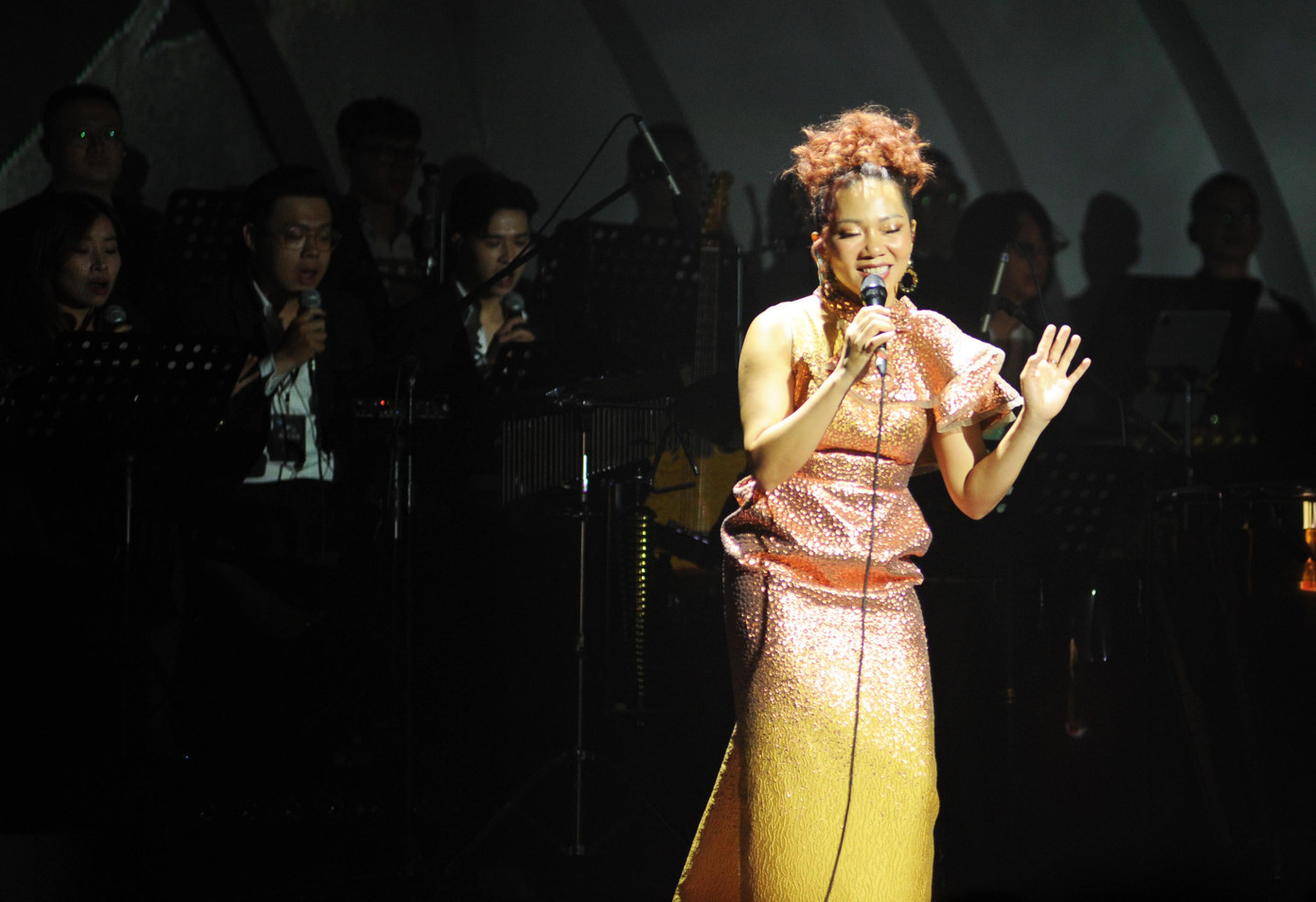 Ca sĩ Trần Thu Hà nhận xét: "Mỗi lần suýt chết thì bố Tiến lại viết được một ca khúc tuyệt hay". Nhạc sĩ Trần Tiến trải qua nhiều lần bạo bệnh nhưng ở độ tuổi 80 ông vẫn cho thấy một sức sáng tạo vô tận.