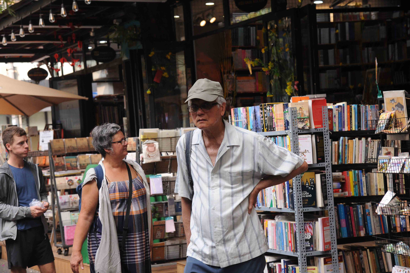 Những du khách lớn tuổi quan tâm đến đường sách Những du khách lớn tuổi quan tâm đến đường sách