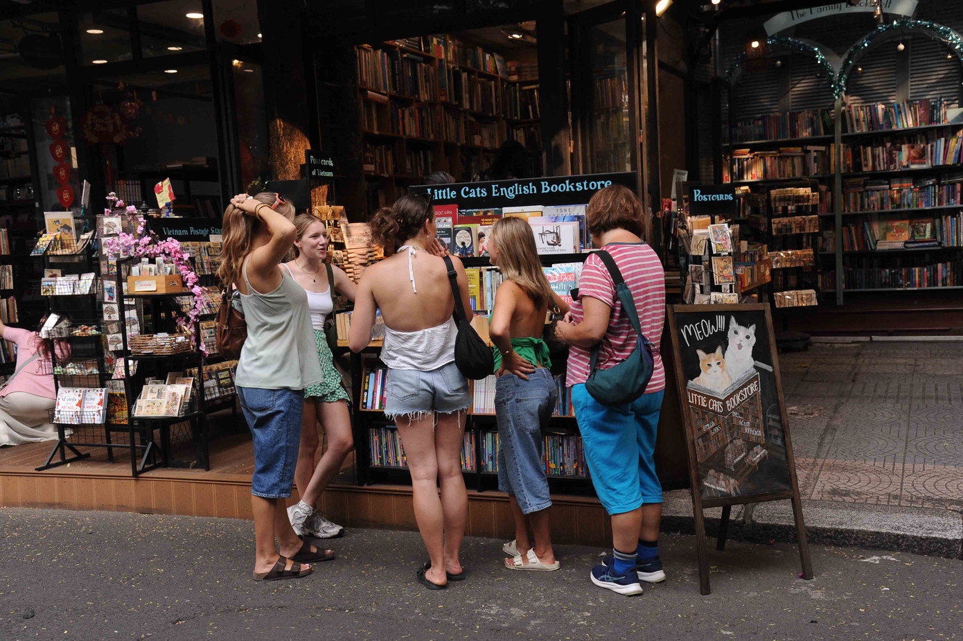 Đường sách thành điểm dừng chân tham quan, mua sắm của giới trẻ nước ngoài Đường sách thành điểm dừng chân tham quan, mua sắm của giới trẻ nước ngoài