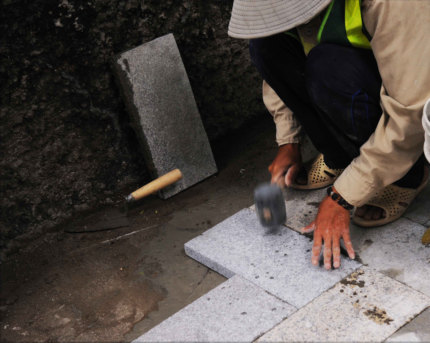 Những viên gạch làm từ đá hoa cương có độ bền cao bắt đầu được lát trên các vỉa hè gần chợ Bến Thành Những viên gạch làm từ đá hoa cương có độ bền cao bắt đầu được lát trên các vỉa hè gần chợ Bến Thành