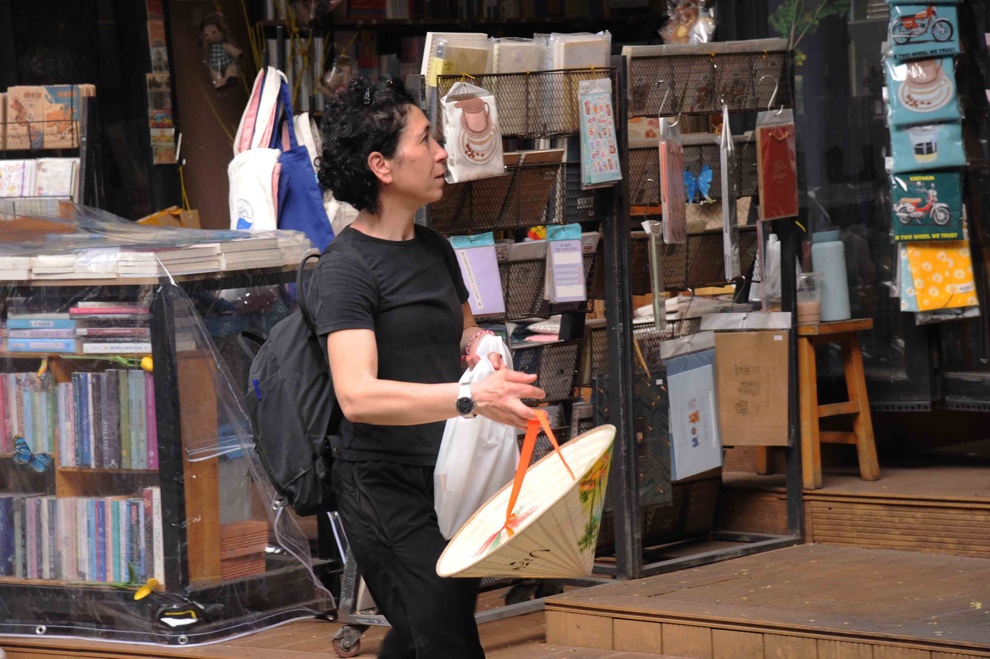 Nữ du khách này mua được khá nhiều sách cũ Nữ du khách này mua được khá nhiều sách cũ