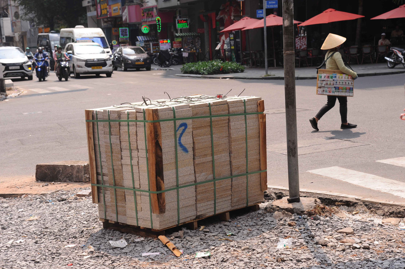 Các kiện đá hoa cương có độ bền lên đến hàng trăm năm đã xuất hiện tại nhiều đường phố khu vực trung tâm TPHCM. Các kiện đá hoa cương có độ bền lên đến hàng trăm năm đã xuất hiện tại nhiều đường phố khu vực trung tâm TPHCM.