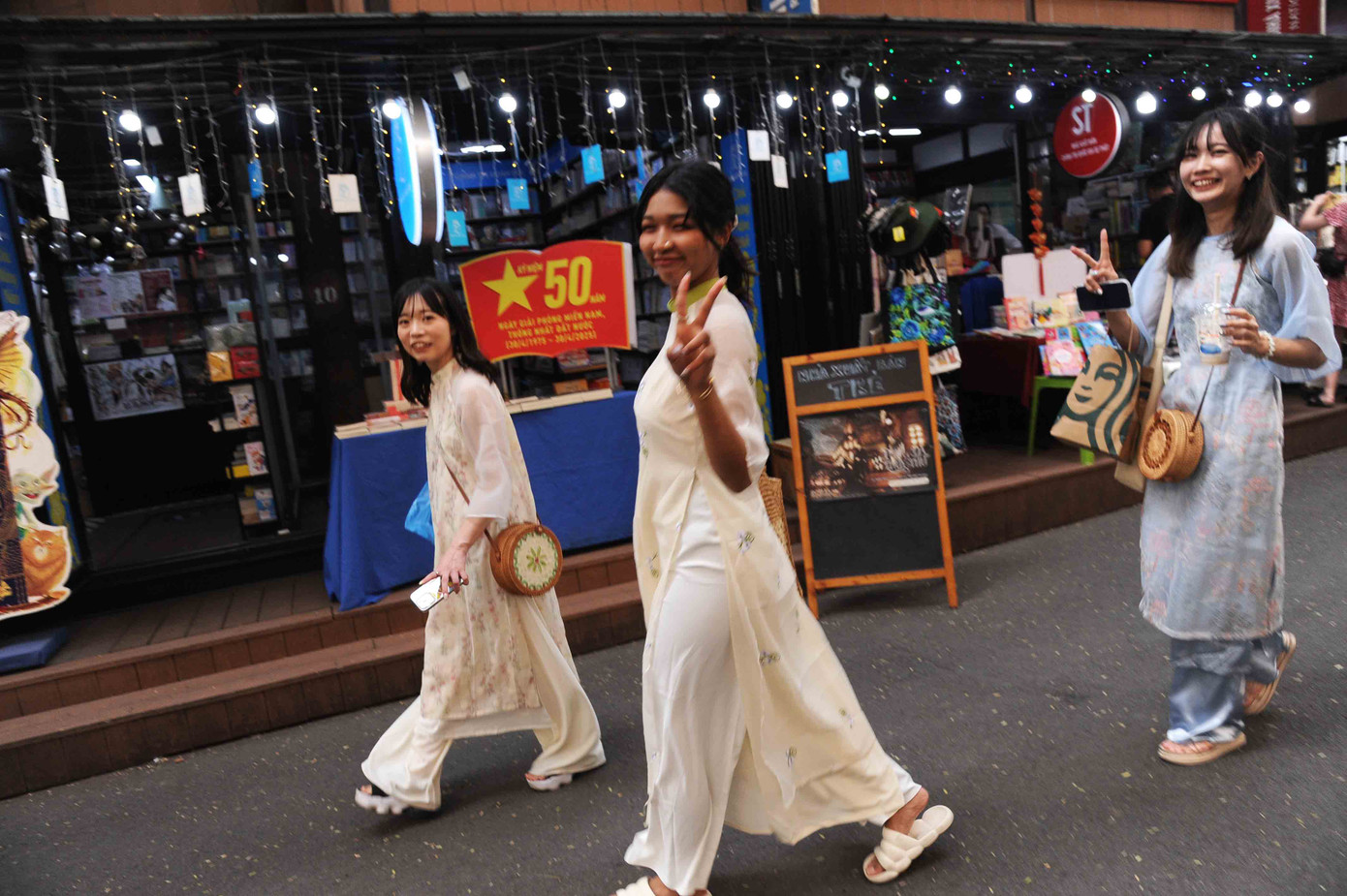 Đường sách TPHCM nhộn nhịp từ 8h đến 21h mỗi ngày, là địa chỉ mở chào đón bạn bè quốc tế đến tham quan mua sắm quanh năm. Đường sách TPHCM nhộn nhịp từ 8h đến 21h mỗi ngày, là địa chỉ mở chào đón bạn bè quốc tế đến tham quan mua sắm quanh năm.