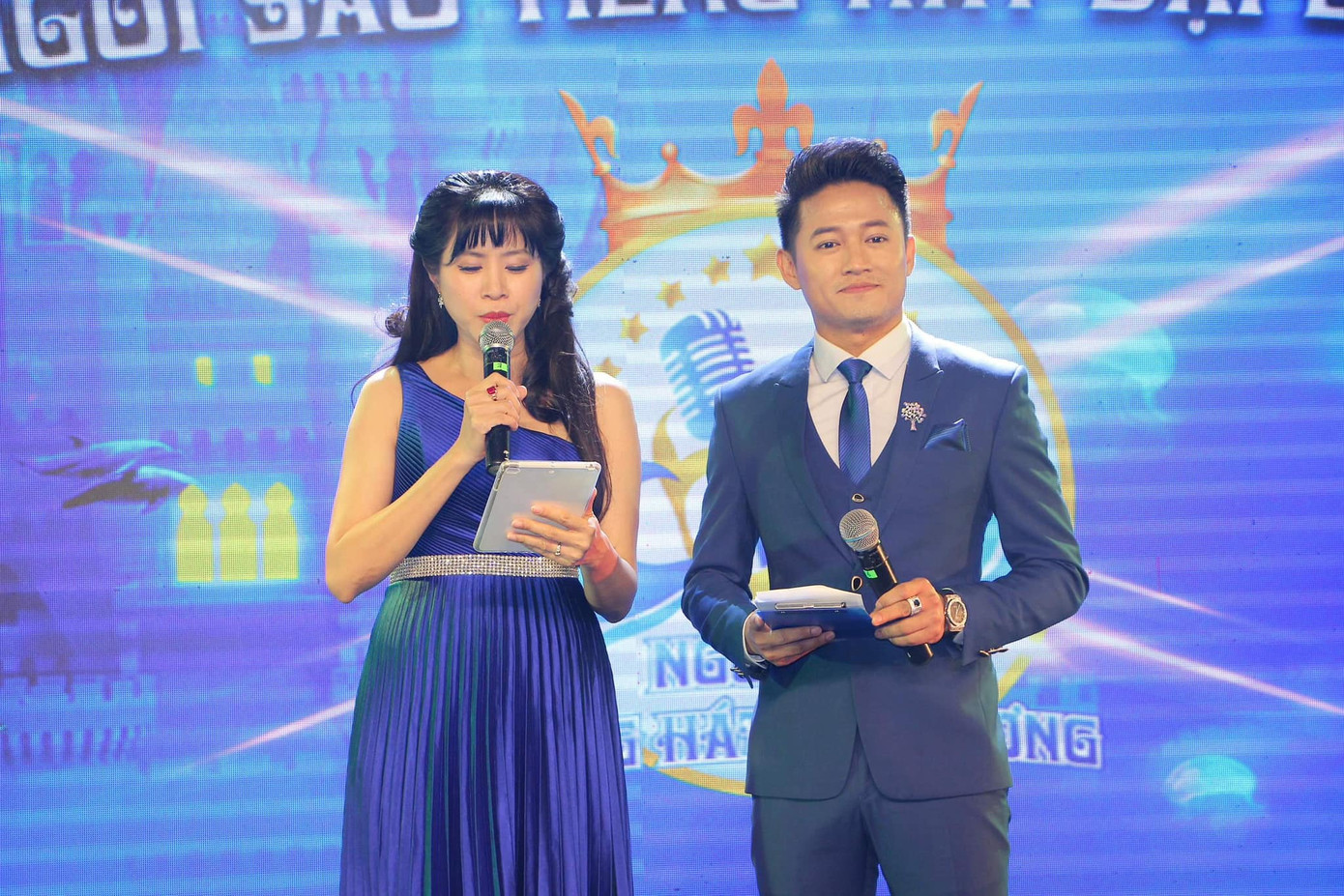 M.C Quỳnh Hoa và Quý Bình trong một chương trình phục vụ bộ đội và đồng bào vùng biên giới, hải đảo.