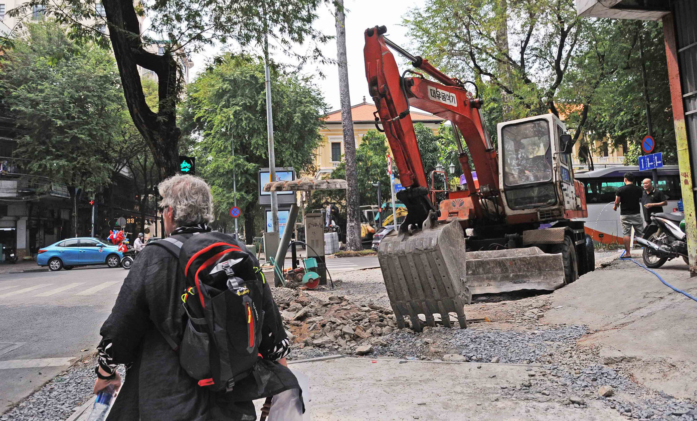 Nhiều phương tiện, máy móc thiết bị công nghiệp có mặt trên các con đường gần Dinh Thống Nhất để thi công vỉa hè Nhiều phương tiện, máy móc thiết bị công nghiệp có mặt trên các con đường gần Dinh Thống Nhất để thi công vỉa hè