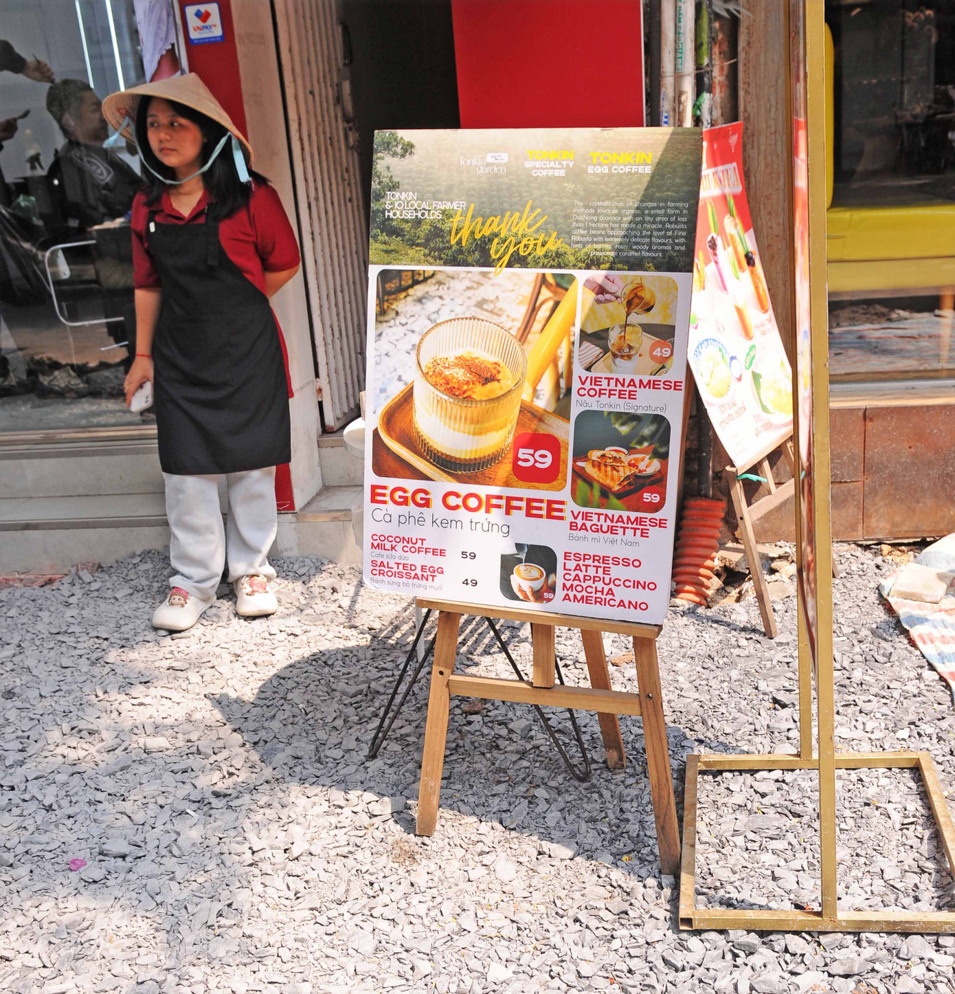 Cuộc sống thường nhật của người dân TPHCM vẫn diễn ra và các cửa hàng cà phê vẫn mở cửa Cuộc sống thường nhật của người dân TPHCM vẫn diễn ra và các cửa hàng cà phê vẫn mở cửa