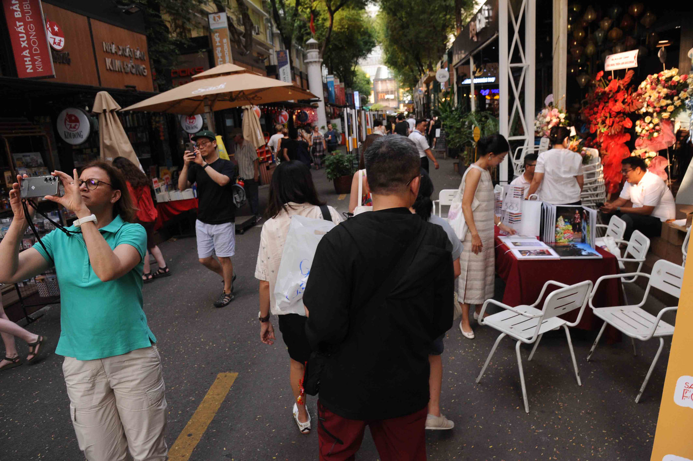 Du khách say sưa chụp ảnh, quay phim đưa lên mạng xã hội khiến đường sách Việt Nam ngày càng nổi tiếng Du khách say sưa chụp ảnh, quay phim đưa lên mạng xã hội khiến đường sách Việt Nam ngày càng nổi tiếng