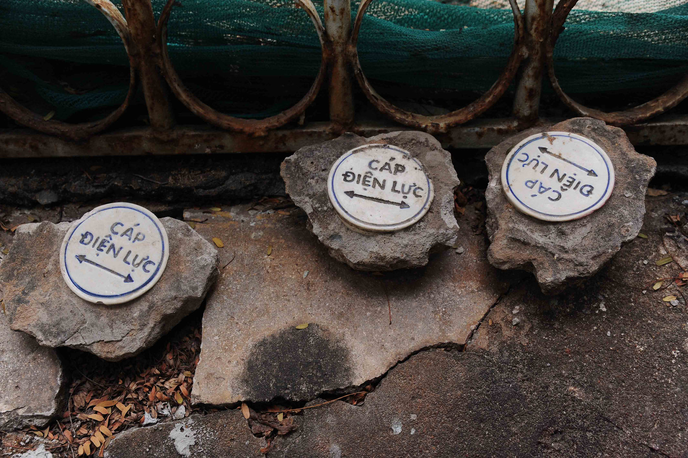 Vỉa hè cũ kỹ nứt và thấm nước được tháo gỡ Vỉa hè cũ kỹ nứt và thấm nước được tháo gỡ