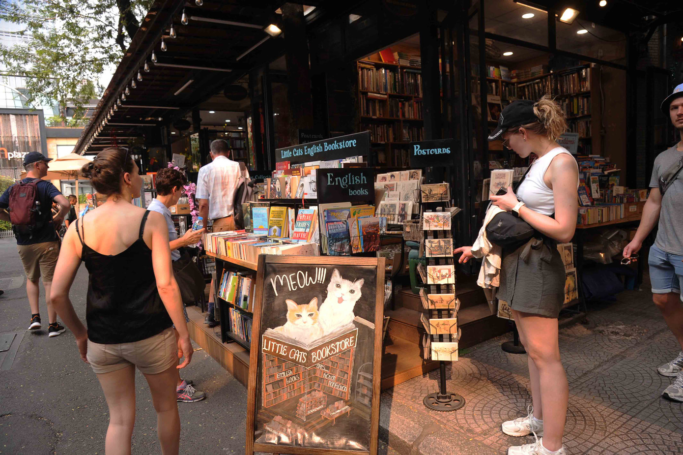 Lượng khách nước ngoài đang áp đảo tại đường sách Lượng khách nước ngoài đang áp đảo tại đường sách