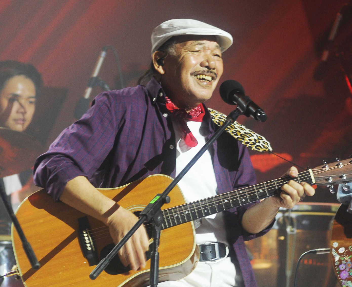 Ca khúc Tạm biệt chim én được nhạc sĩ viết khi lần đầu nhìn thấy một cô gái đẹp Sài thành. Cô gái ấy sau này đã đi kinh tế mới nên ông không bao giờ gặp được nữa.