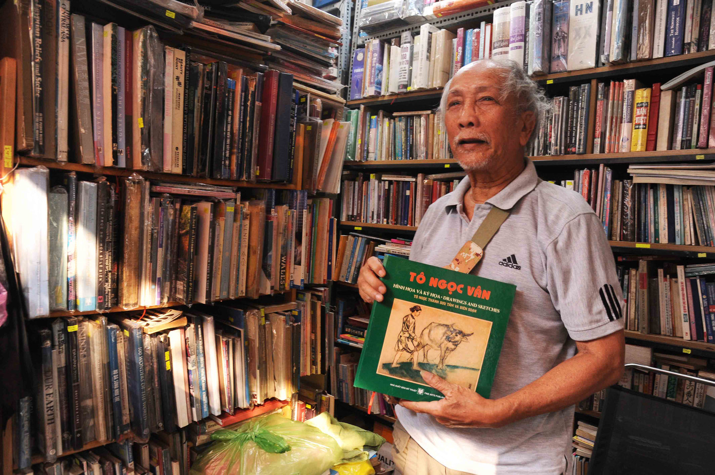 Bác Trí, một người bán sách lâu năm nói: "Sách nhiều tranh và ảnh của Việt Nam bán rất chạy. Những hình ảnh sinh hoạt thường ngày đến các tác phẩm hội họa của các danh họa như Tô Ngọc Vân, Bùi Xuân Phái... được nhiều du khách quan tâm". Bác Trí, một người bán sách lâu năm nói: "Sách nhiều tranh và ảnh của Việt Nam bán rất chạy. Những hình ảnh sinh hoạt thường ngày đến các tác phẩm hội họa của các danh họa như Tô Ngọc Vân, Bùi Xuân Phái... được nhiều du khách quan tâm".