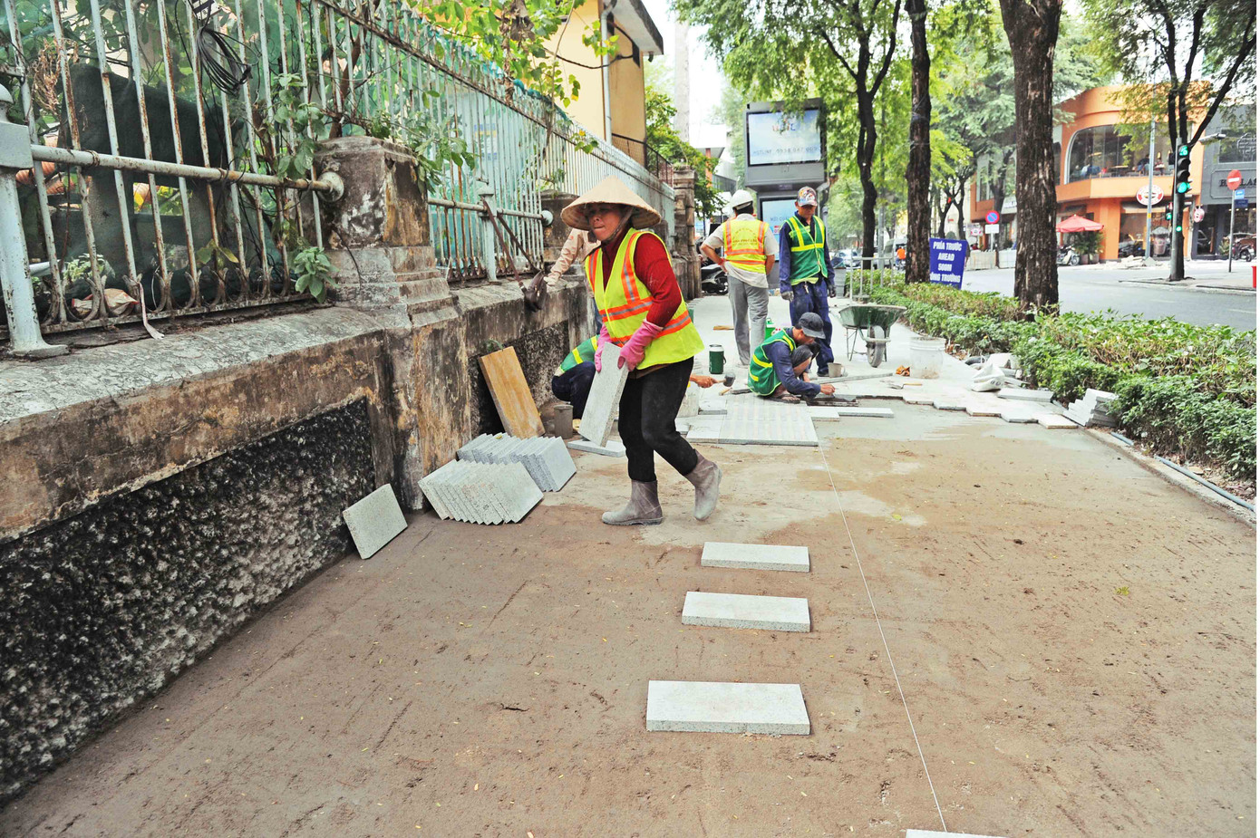 Những viên đá hoa cương đầu tiên được lắp đặt trên các đường phố nối Dinh Thống Nhất với Chợ Bến Thành. Khu vực này trong chiến dịch Mậu Thân 1968 đã diễn ra các trận chiến đấu khốc liệt và nhiều chiến sĩ biệt động thành đã anh dũng hy sinh. Những viên đá hoa cương đầu tiên được lắp đặt trên các đường phố nối Dinh Thống Nhất với Chợ Bến Thành. Khu vực này trong chiến dịch Mậu Thân 1968 đã diễn ra các trận chiến đấu khốc liệt và nhiều chiến sĩ biệt động thành đã anh dũng hy sinh.