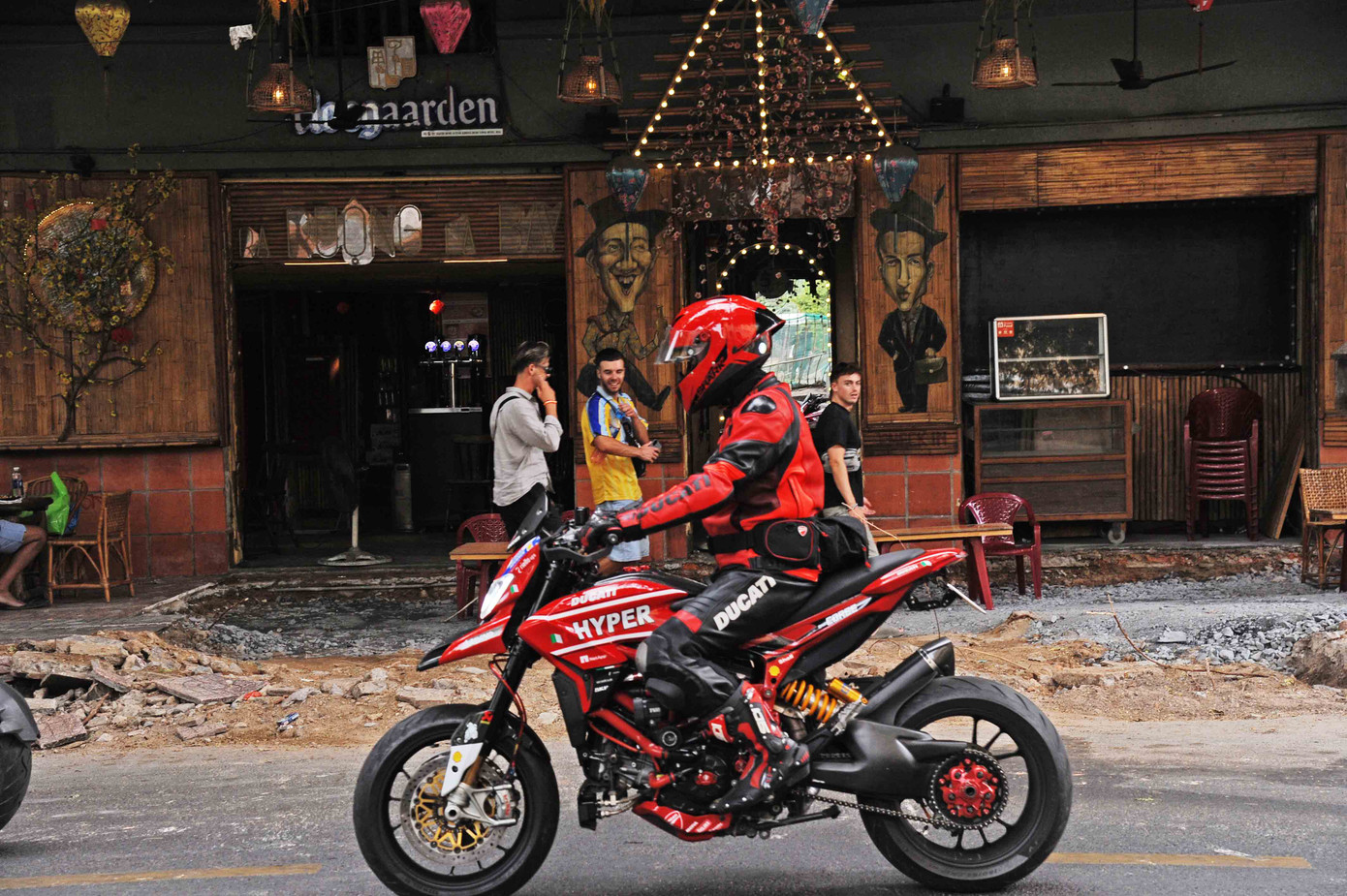 Một đoạn hè phố đang được thi công Một đoạn hè phố đang được thi công