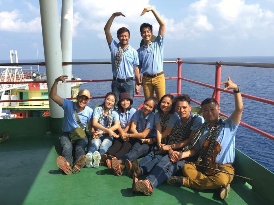 Quý Bình, Nguyễn Phi Hùng và các văn nghệ sĩ tại Trường Sa.