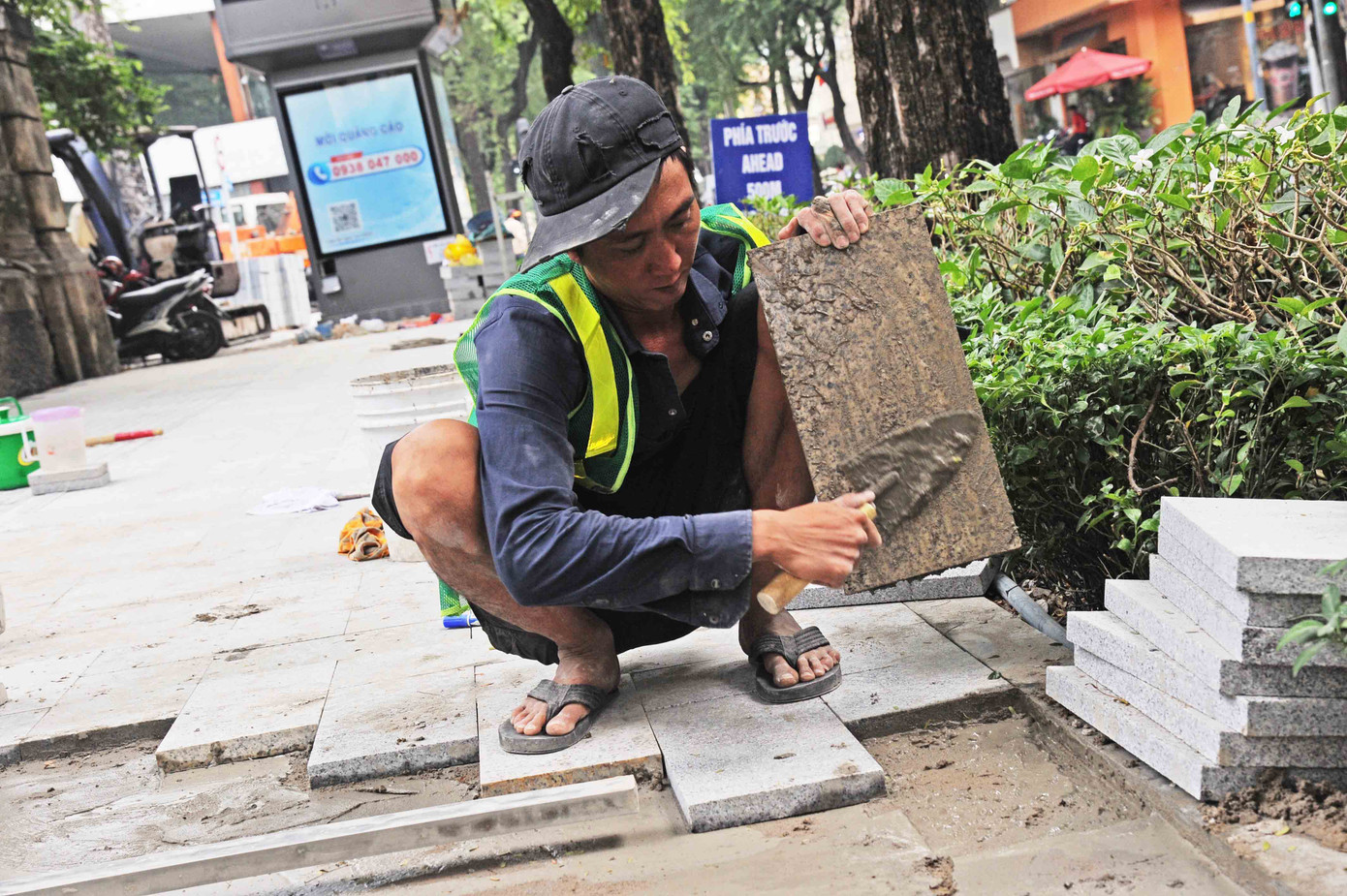 Các công nhân cho biết đá hoa cương là vật liệu thi công cứng và có độ bền nhất hiện nay Các công nhân cho biết đá hoa cương là vật liệu thi công cứng và có độ bền nhất hiện nay