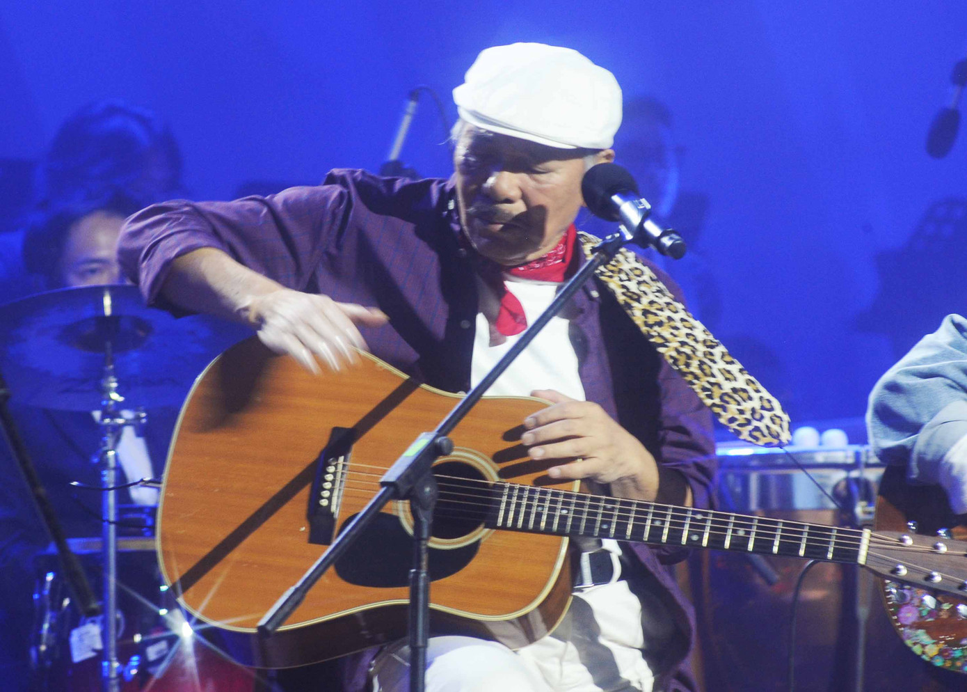 Trần Tiến viết nhiều ca khúc "bụi" như những tác phẩm viết về các cô gái bán hoa mà ông mong muốn khi họ nghe thấy bài hát thì sẽ trở về làng của họ.