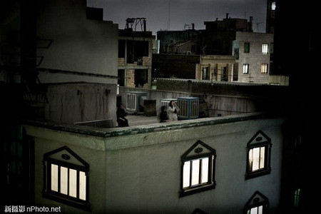 2009: Người phụ nữ ở Tehran, Iran đứng trên mái nhà, la hét phản đối kết quả bầu cử tại đất nước này