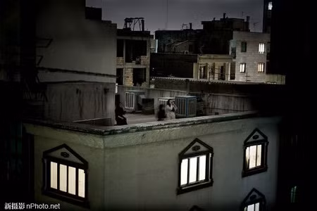 2009: Người phụ nữ ở Tehran, Iran đứng trên mái nhà, la hét phản đối kết quả bầu cử tại đất nước này